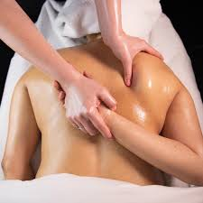 “Therapist in Hialeah performing a sports massage on a client’s back at Massage Me massage business”